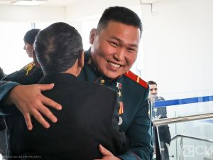 В аэропорту Якутска торжественно встретили Героя России Родимира Максимова