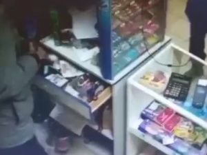 В Якутске ранее судимый мужчина похитил из кассы магазина 20 000 рублей