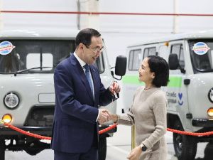 Медицинские организации районов Якутии получили ключи от новых автомобилей