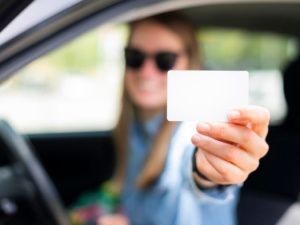 В Якутске 18-летняя девушка использовала поддельное водительское удостоверение