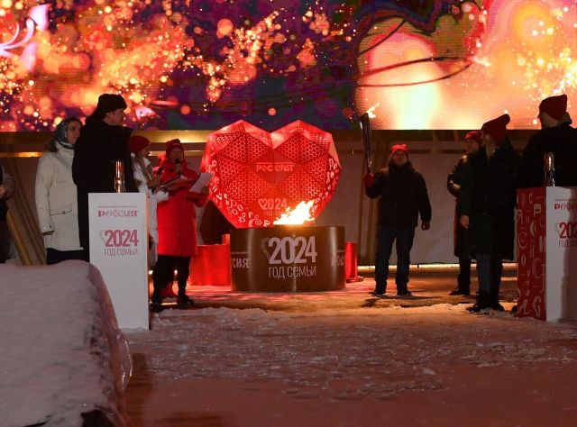 Церемония зажжения очага авторства известного режиссера из Якутии открыла Год семьи в России