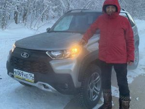 Возит свою задницу на машине за 8.000.000