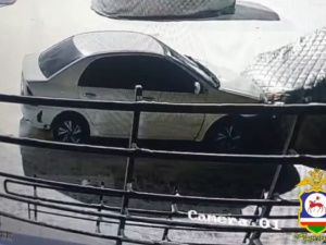 В Якутске девушка попыталась угнать автомобиль, тут же врезалась в другую машину и скрылась