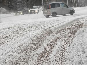 В Нерюнгри противогололедный щебень калечит машины, но чиновники проблем не видят
