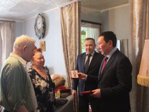 Федор Борисов наградил ветеранов тыла