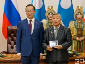 Айсен Николаев вручил якутянам государственные награды в преддверии Нового года