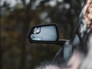 В Якутске пьяный 50-летний мужчина просто так разбил зеркала припаркованной машины