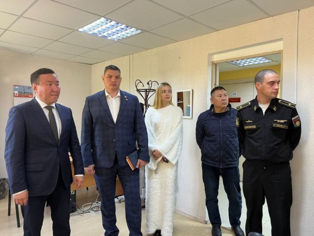 Центр поддержки семей участников СВО в Якутске посетили Герой России Николай Соболев и капитан подводной лодки «Якутск» Сергей Писарев