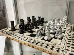 Эвенские костюмы, шахматы из костей оленя: в Якутске открылась выставка мастера Елизаветы Потаповой