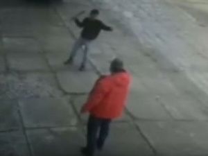 В Якутске неадекватный молодой мужчина с топором устроил "шоу" на улице