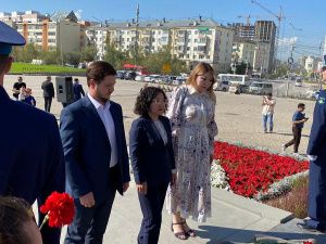 В Якутске в День 82-й годовщины Курской битвы возложили цветы к монументу «Воинам-победителям»