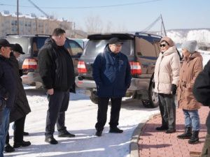 Владислав Слепцов проверил уборку и вывоз снега с территорий школ, детских садов и аварийного жилого фонда города Якутска