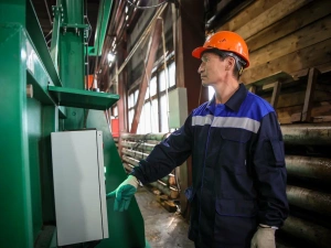 Айсен Николаев проверил работу модернизированной линии лесопромышленного комплекса «Алмас»