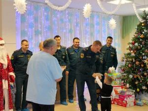 Приятная новогодняя миссия якутских пожарных