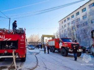 В Якутске сотрудник ГИБДД спас людей из горящего здания по проспекту Ленина