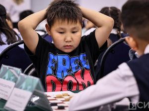 Девять чемпионов мира участвуют на турнире по шашкам в Якутске