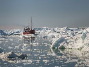 В Булунском  районе на реке Лене из-за резкого похолодания во льдах застряли два судна с людьми