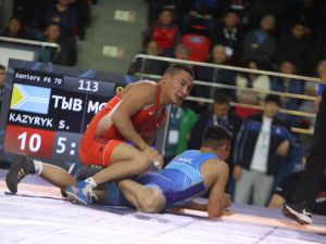 Тринадцать борцов из Якутии прорвались в полуфинал Коркинского турнира