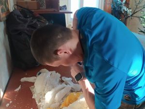 В приходах Якутской епархии делают окопные свечи для передачи в зону СВО