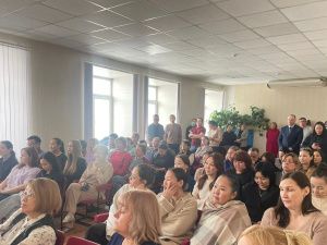 Доверенное лицо Владимира Путина в Якутии Марина Бахилина встретилась с сотрудниками «Почты России»