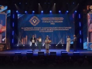 К вышитой карте России приложили свои руку якутские мастерицы