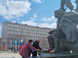 Якутяне возложили цветы к памятнику Алексея Кулаковского в день 100-летия образования ЯАССР
