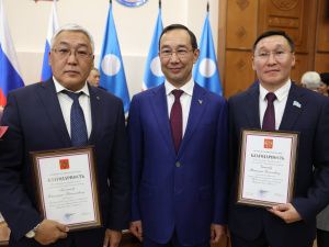 Айсен Николаев вручил 35 якутянам государственные награды