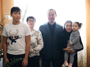 Глава Якутии Айсен Николаев навестил семью военнослужащего в Чокурдахе