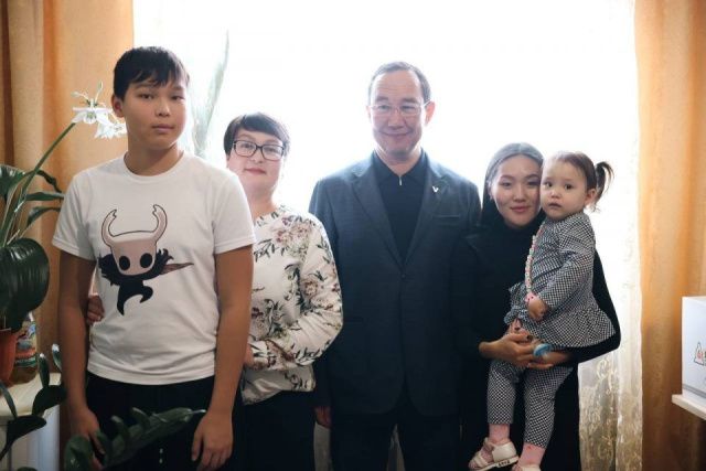 Глава Якутии Айсен Николаев навестил семью военнослужащего в Чокурдахе