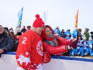 Зрелищной ничьей завершился матч звёзд мирового хоккея с якутской командой у Ленских столбов