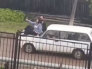 Сотрудница улусной администрации каталась на капоте машины