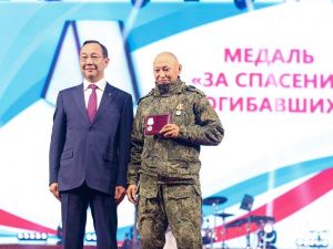 Государственные награды вручили воинам-якутянам на II Антифашистском форуме в Якутске