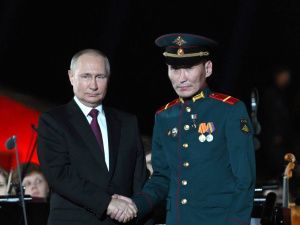 Путин вручил «Золотые звёзды» Героев Российской Федерации Алексею Неустроеву и Филиппу Евсееву