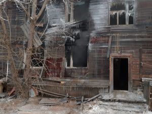 Пострадавшим от пожара в доме по ул. Дежнева оказывают помощь