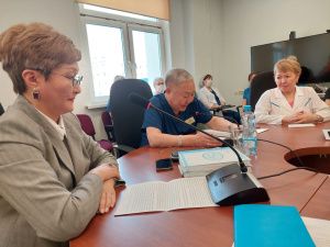 Мамы и их малыши получили в подарок «Дневник питания»