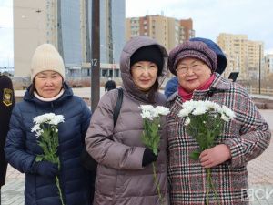 В Якутске возложили цветы к памятнику Матери