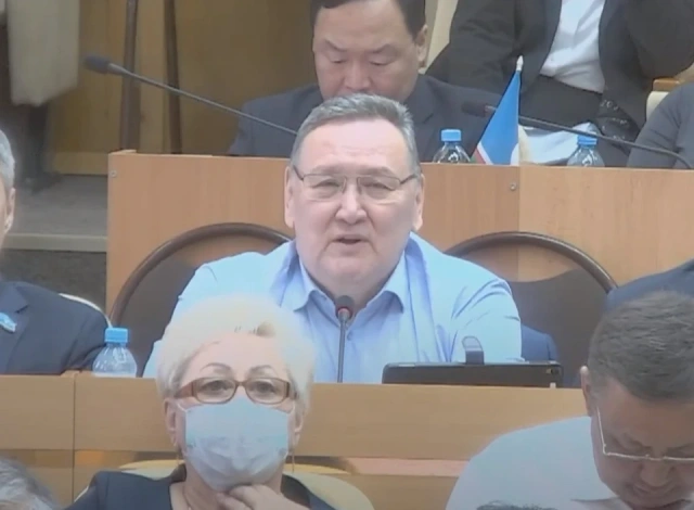 «Украли деньги, а мы будем возмещать?». Депутат Ил Тумэн устроил разнос министру строительства Якутии