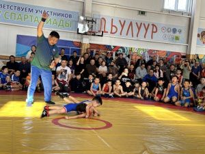 В Амгинском районе определили победителей турнира по вольной борьбе памяти братьев Неустроевых