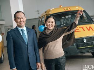 Двадцать новых автобусов передали школам и колледжам в Якутии