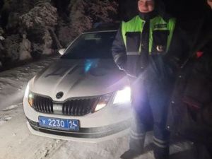 В Якутии инспекторы ГИБДД оказали помощь семье, застрявшей на дороге в 50-градусный мороз