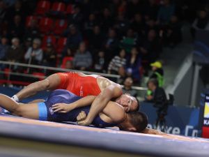 Тринадцать борцов из Якутии прорвались в полуфинал Коркинского турнира