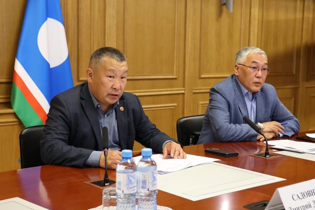 Свыше 100 огнеборцев тушат лесной пожар в Олекминском районе