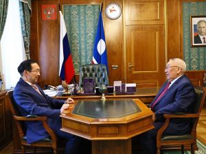 Айсен Николаев провел встречу с  сенатором от Якутии Егором Борисовым