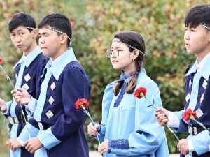 Айсен Николаев возложил цветы к памятнику основателя Якутска