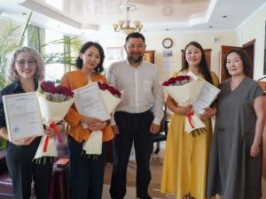 Евгений Григорьев вручил денежные сертификаты на улучшение жилищных условий молодым семьям Якутска