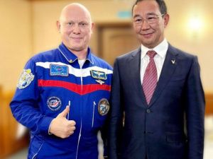 Космонавт Олег Артемьев передал Айсену Николаеву телеграммы якутян с более чем полувековой историей