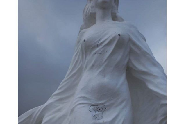 В Олекминске дети разрисовали памятник реке Лене