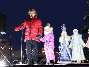 В Якутске зажглись огни первой новогодней ёлки в России