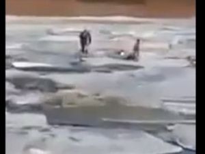 Жители Якутии рискуют жизнью ребенка, переходя реку во время ледохода