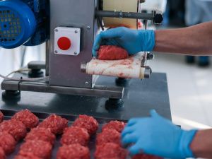 Айсен Николаев посетил комбинат школьного питания в Ленске